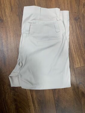 NWOT Women's Athletic Nike Golf Nike Fit Dry Cream Capri SZ 10 M Pants SKU008